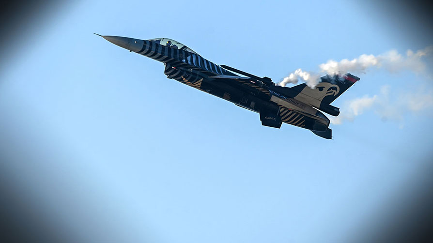 Girne'de gökyüzüne Türk imzası: SOLOTÜRK'ün F-16 şovu Yavru Vatan'ı büyüledi