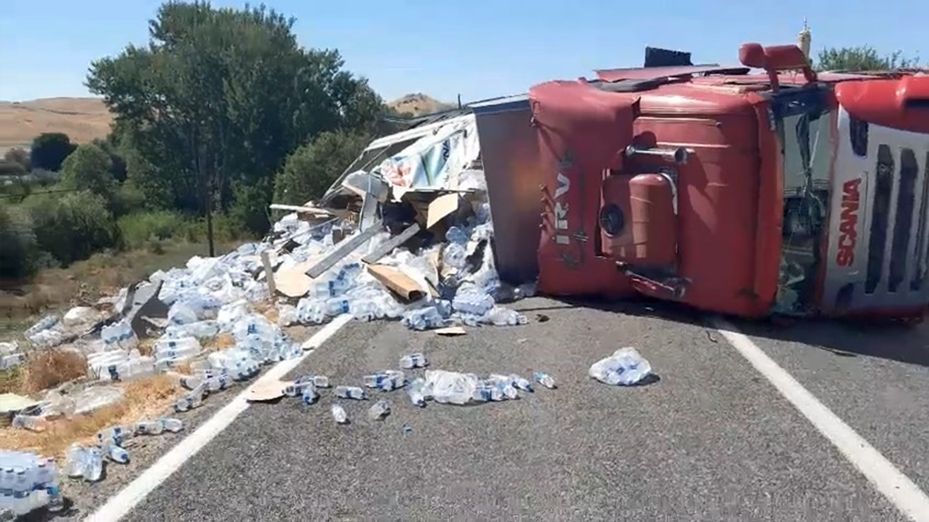 Elazığ'da su yüklü tır devrildi: Sürücü yaralı olarak kurtarıldı