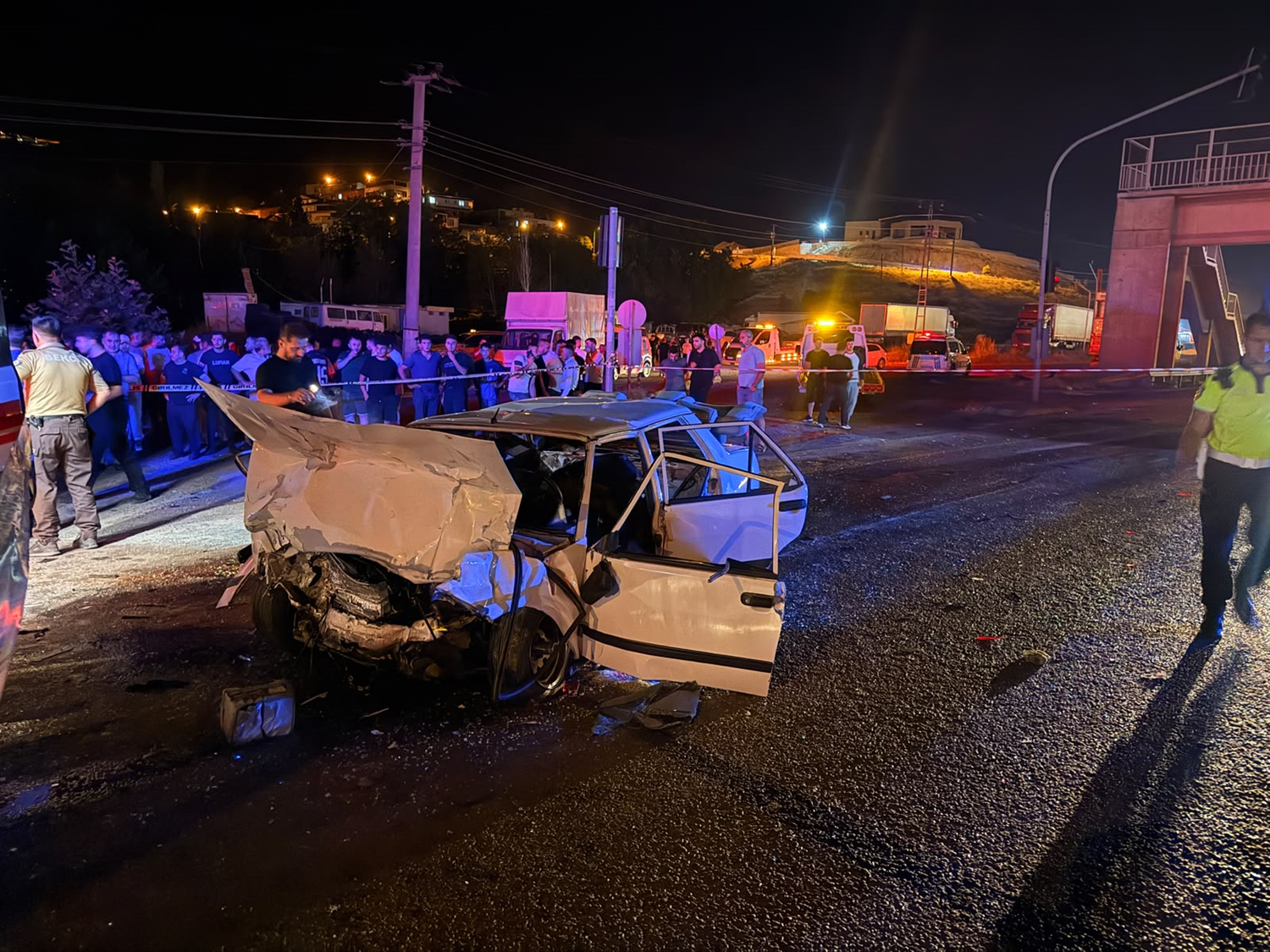 Trafik ışıklarında bekleyen araca çarptı: 1 ölü