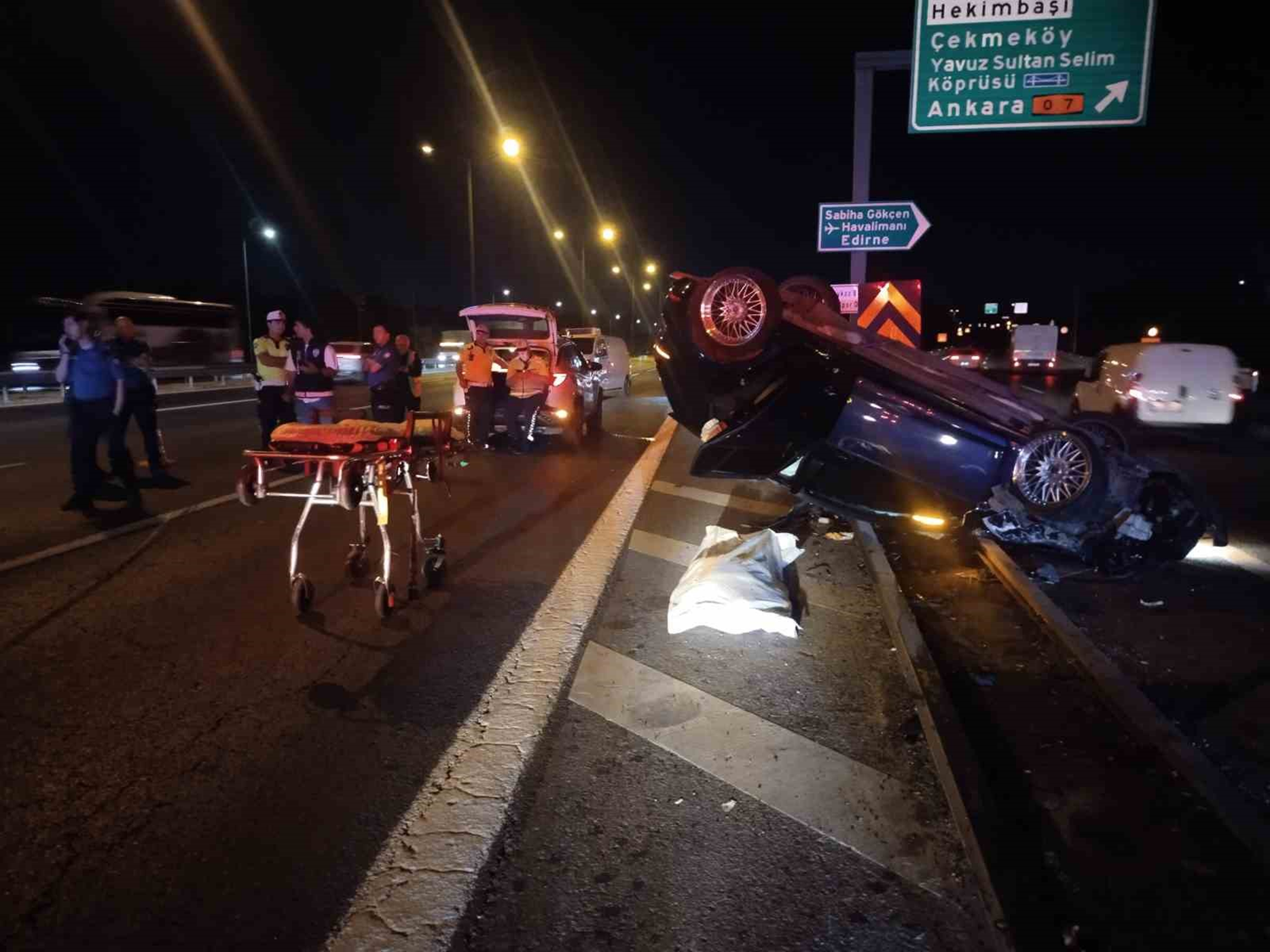 TEM'de panelvana çarpan otomobil bariyere saplandı: 1 ölü