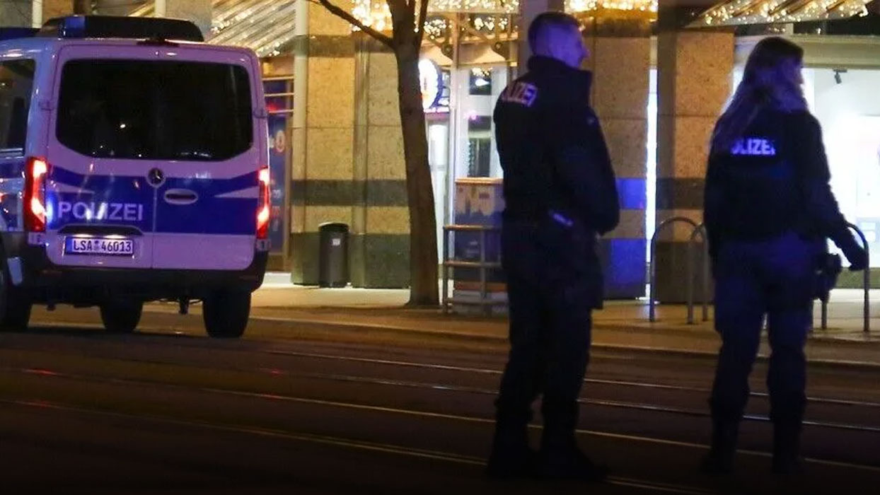 Berlin'de dehşet gecesi: Minibüs yürüyüş yapanların arasına daldı… Ölü ve yaralılar var