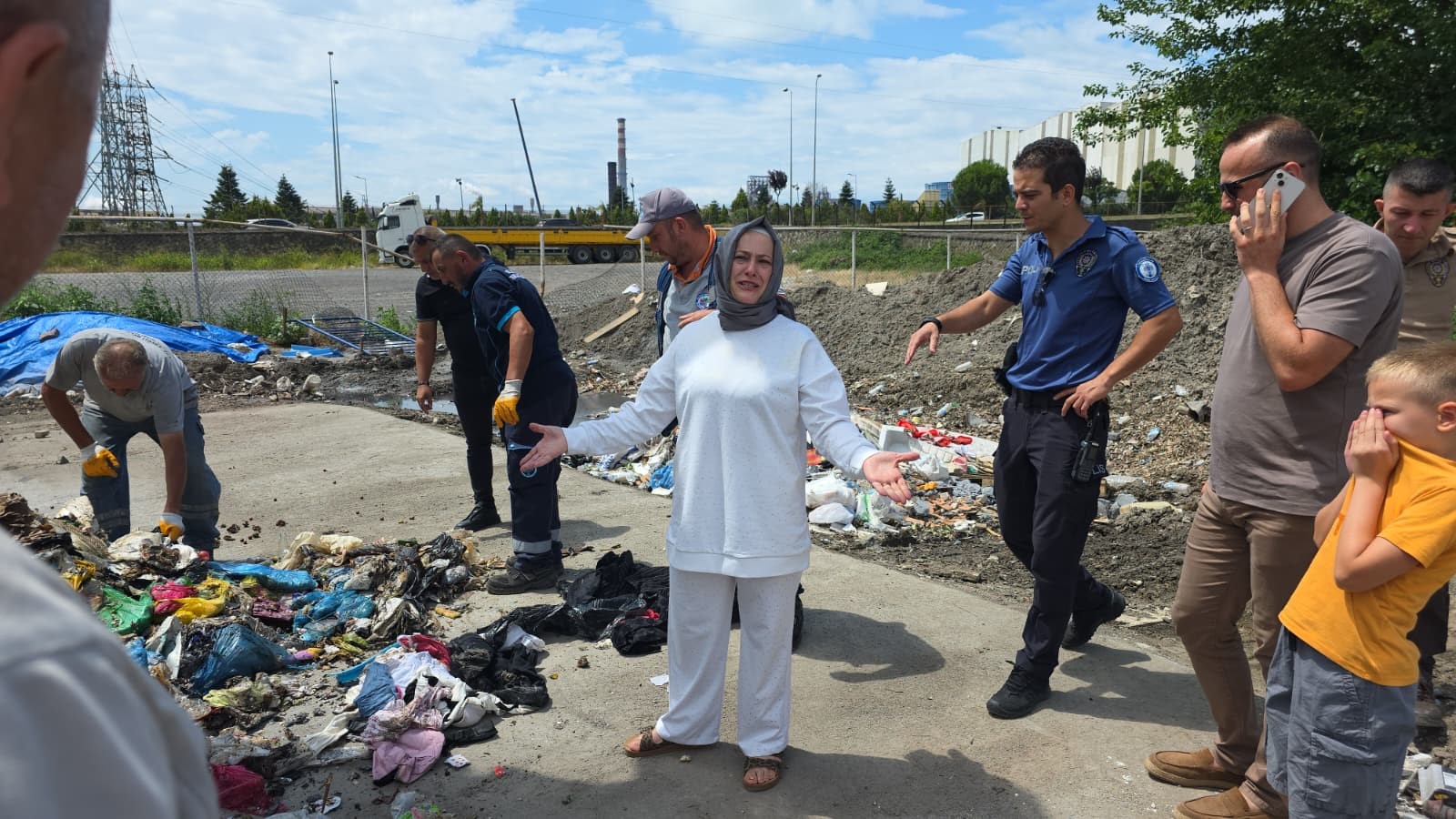 Altın dolu çantasını çöp kenarına bıraktı! Geri döndüğünde gözlerine inanamadı