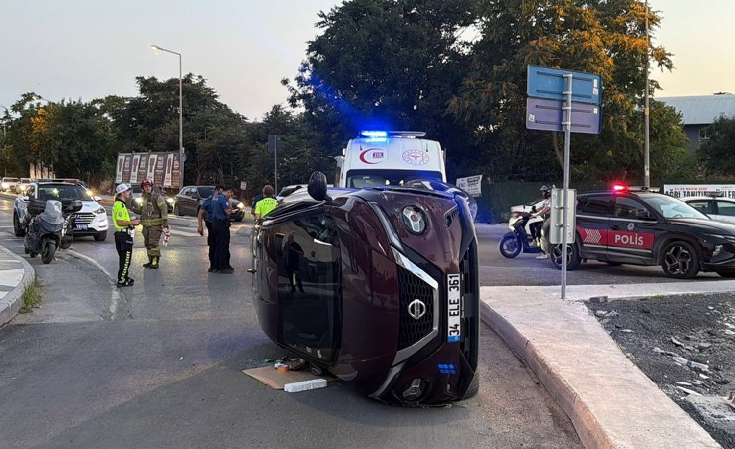 Bakırköy'de refüje çarpan otomobil devrildi