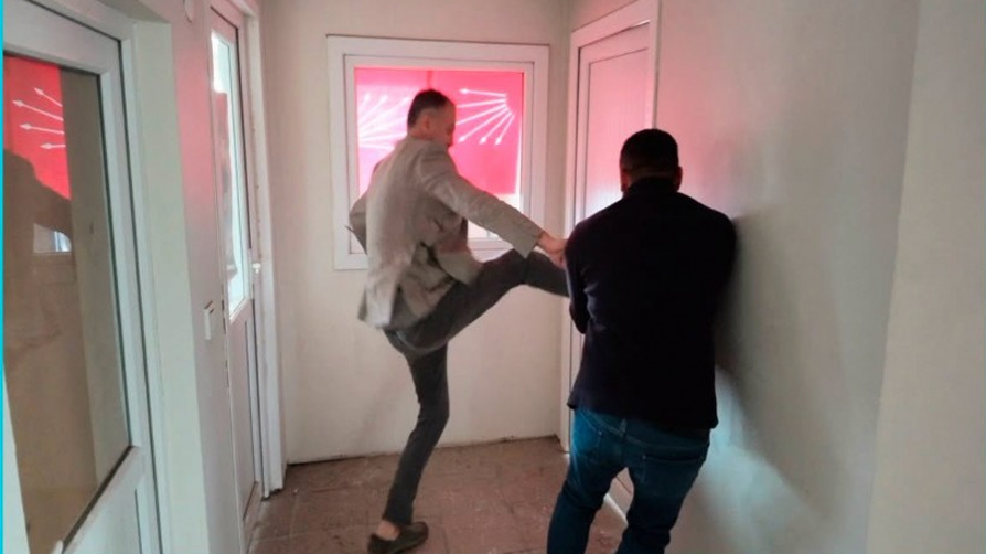 CHP'de çiçeklerin yerini tekmeler aldı! Kapıyı kırarak devir teslim yaptılar