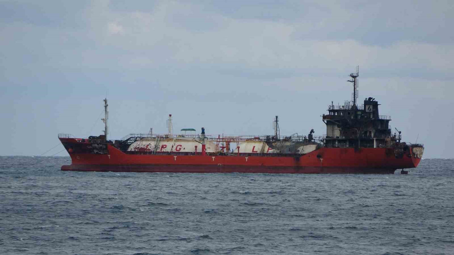Karadeniz'de yüksek tansiyon: Saldırıya uğrayan gemi Trabzon'a demirledi